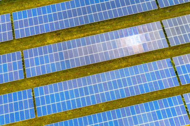 荷兰格罗宁根乡村的太阳能农场图片下载