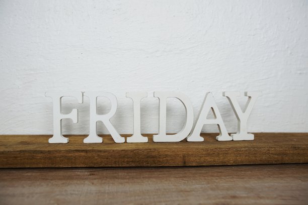 木制背景上的星期五字母图片下载