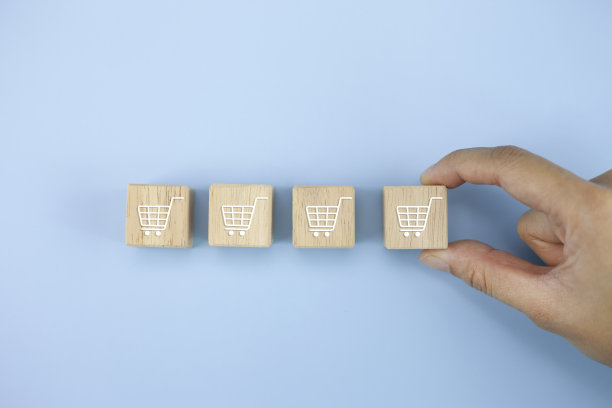 特写手翻转方块与图标购物车符号图片下载