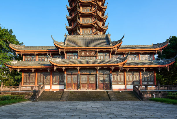 中国四川省成都市公园里的一座塔图片下载