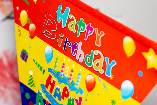 特写照片的快乐生日旗帜，墙背景。生日快乐在隔离大流行在家 概念:隔离图片下载