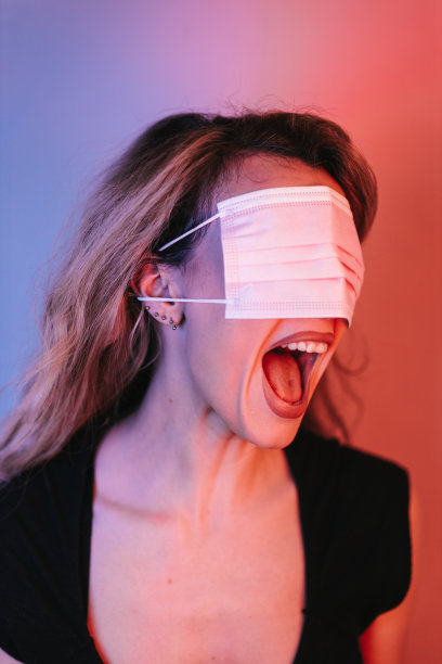 一个戴着面具尖叫的女人图片下载