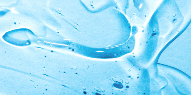 透明透明的透明质酸凝胶上的蓝色背景。图片下载