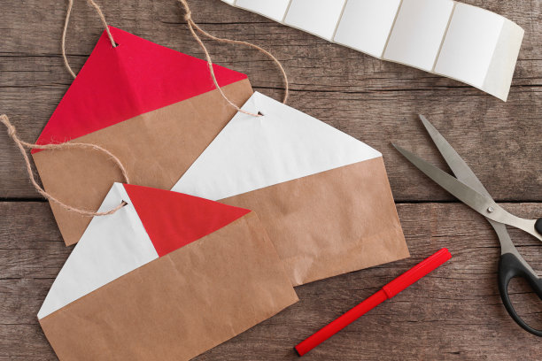 圣诞节和新年的降临历。建筑以房子的形式包裹着彩色的纸屋顶，屋顶是木制的桌子。DIY的概念。一步一步的照片说明步骤5。图片下载