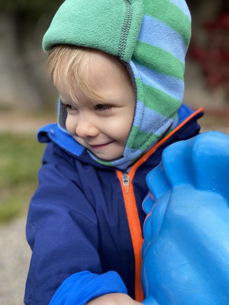 男孩戴着帽子图片下载