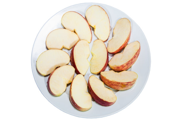 苹果片放在白色盘子上，隔离在白色背景上图片下载
