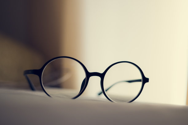 床上的古董眼镜图片下载