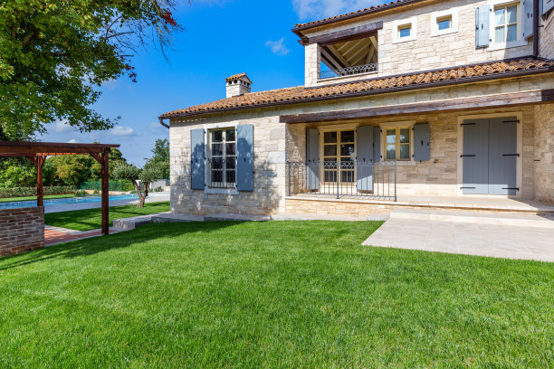 豪华漂亮的现代别墅，带庭院花园图片下载