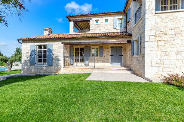 豪华漂亮的现代别墅，带庭院花园图片下载