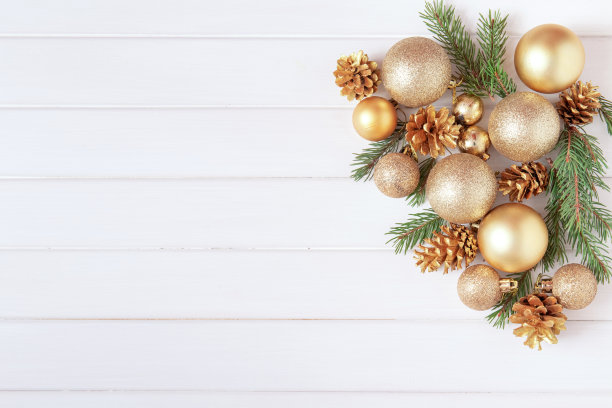 平铺圣诞构图。金色的球，冷杉树枝和金色的松果在古老的白色木制背景。圣诞贺卡模板，新年旗帜模板。副本的空间。图片下载