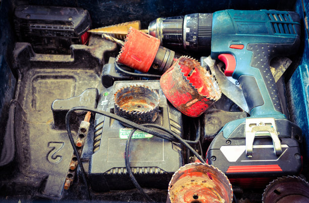 一个装有钻头、螺丝刀和齿轮的工具箱图片下载