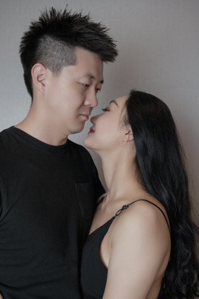 一对穿黑衣服的情侣互相看着对方图片下载