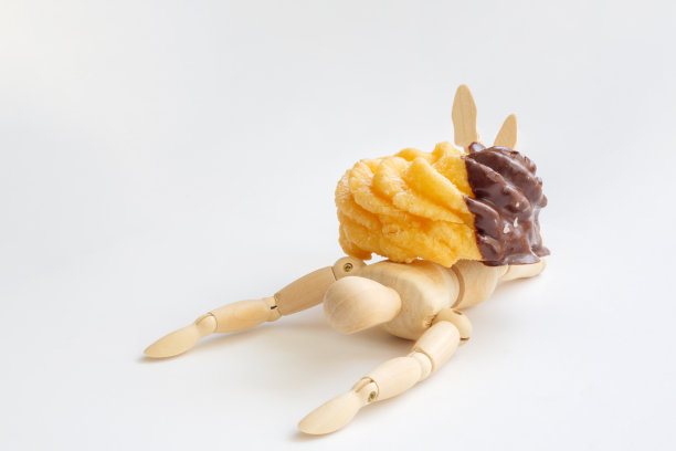 被甜甜圈压扁的绘画娃娃图片下载