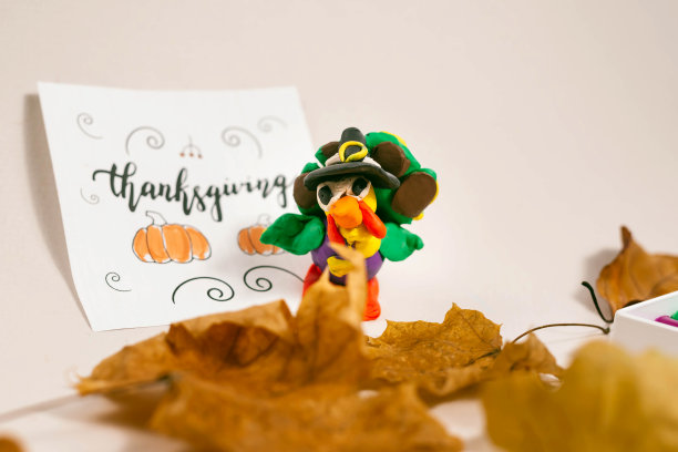 用橡皮泥做的可爱的感恩节火鸡。传统节日的概念。图片下载