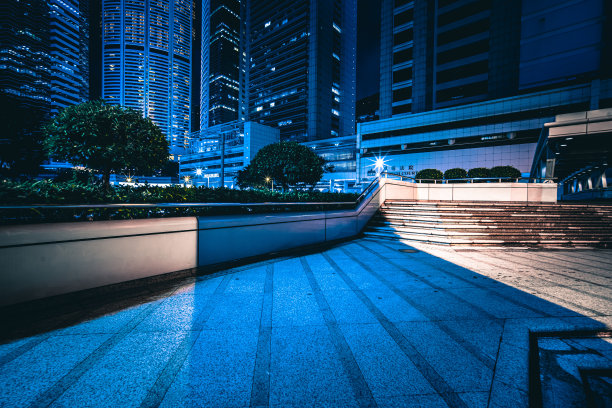 现代商业建筑前的空旷空间图片下载