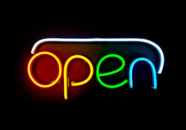 明亮的电子霓虹灯红色标志上写着“开门”两个字，表示一家商店、商店、酒吧或餐馆现在已开门营业的标志。图片下载