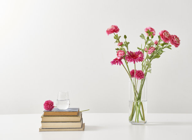 白色底色和花瓶书木桌图片下载