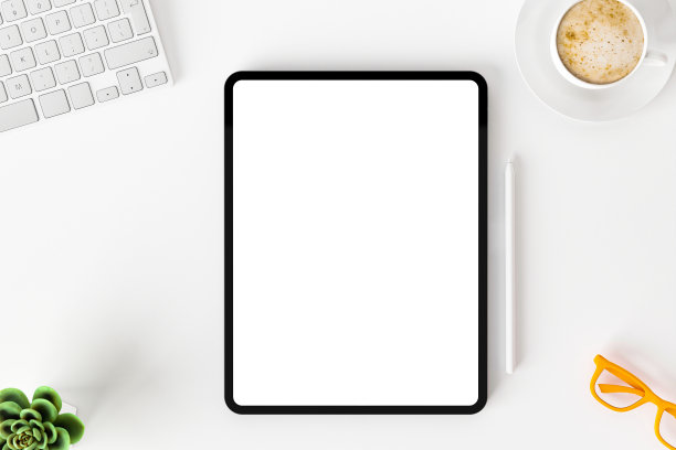 俯视图的空白屏幕平板在白色的办公桌图片下载