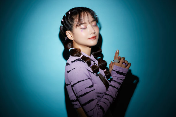 年轻的亚洲女性的美丽肖像与可爱的化妆图片下载