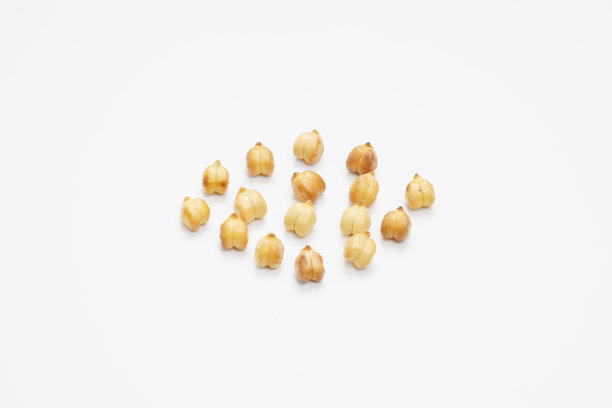 烤鹰嘴豆，白色背景，布纳恰纳小吃图片下载
