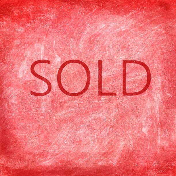 出售房地产红色招牌，出售房屋或绘画艺术画布与油漆背景。用于社交媒体的粉笔灰纹理方形作物。标题用大写字母写“出售”图片下载