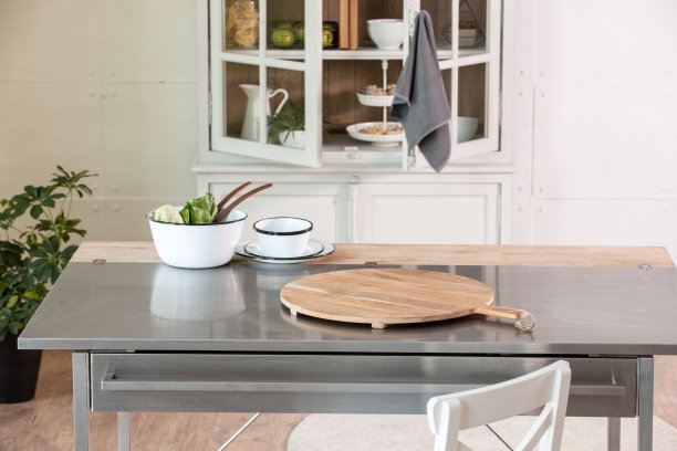 现代家庭室内厨房餐桌砧板图片下载