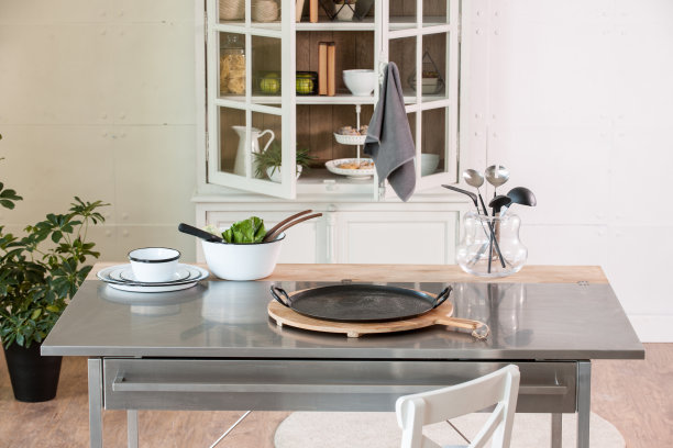 现代家庭室内厨房餐桌砧板图片下载