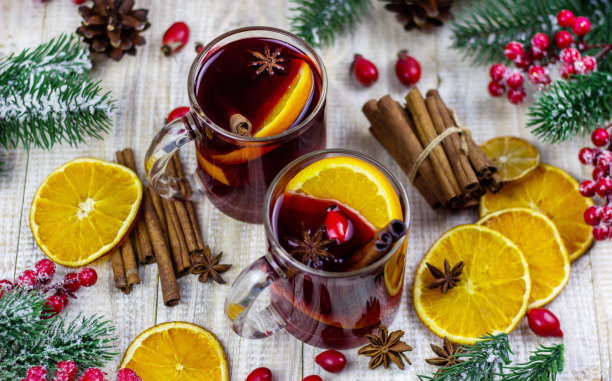 木制背景上装有热葡萄酒的杯子。图片下载