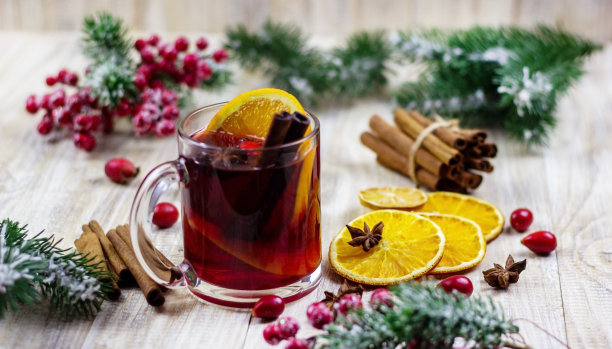 木制背景上装有热葡萄酒的杯子。图片下载