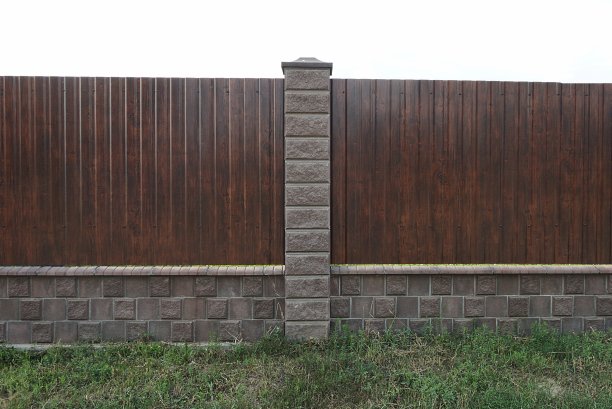 棕色金属栅栏的墙图片下载