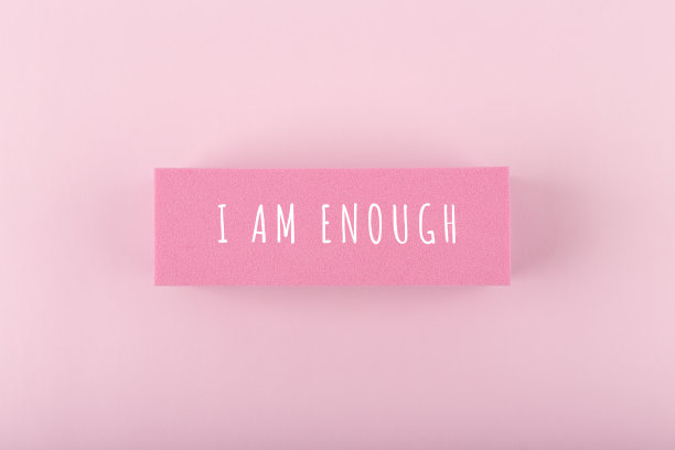 我是足够的概念。亮粉色背景上的手写文字图片下载