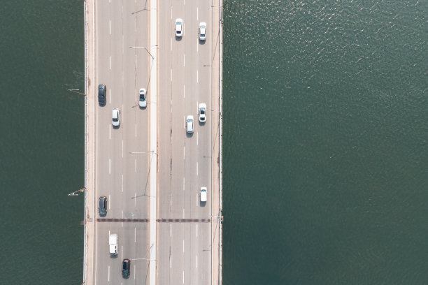 汽车行驶在公路桥上，俯瞰河面。图片下载