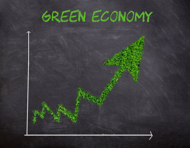 绿色经济的概念。含草的箭指向黑板。企业成长、利润、发展、生态和成功的概念。图片下载