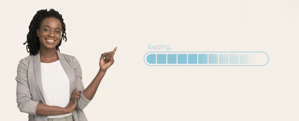 快乐的黑人商业女士指着载入进度条在光工作室背景，拼贴图片下载