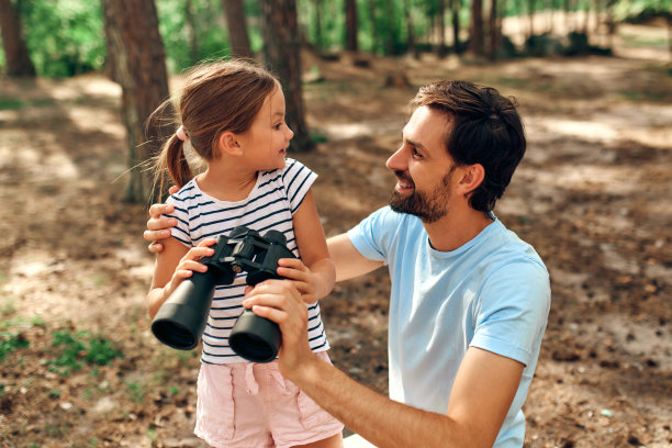 一家人和狗在森林里图片下载