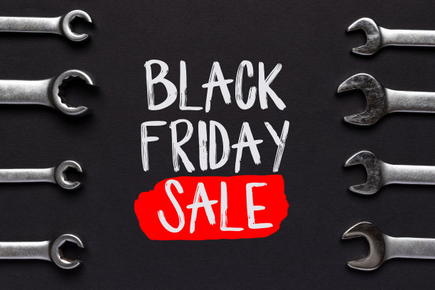 黑色星期五销售标志在黑色背景和扳手图片下载