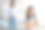 家庭冲突。母亲和女儿在家里吵架，女孩不理妈妈，背靠着她交叉着双臂图片下载