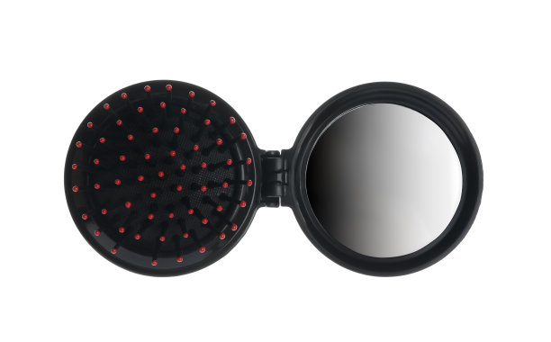 圆折毛刷与镜子隔离在白色，俯视图图片下载