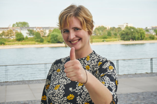 一个年轻女子在河边左拳猛击图片下载