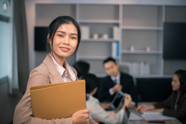 一个年轻自信的女性办公室经理在她的工作场所，准备做业务任务的肖像。图片下载