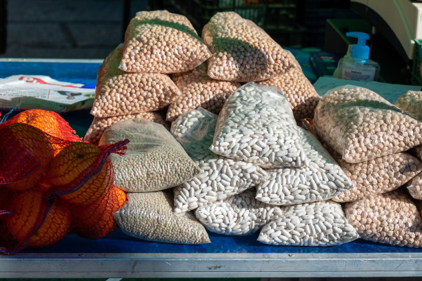 鹰嘴豆，扁豆和豆子在当地跳蚤市场散装出售图片下载