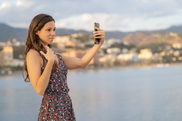 美丽的长发女人在自拍图片下载