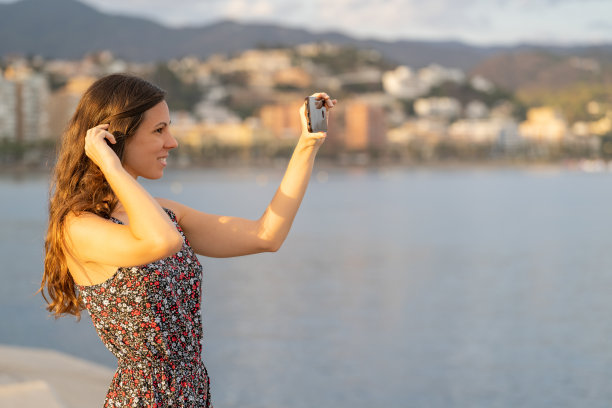漂亮女孩在自拍时微笑图片下载