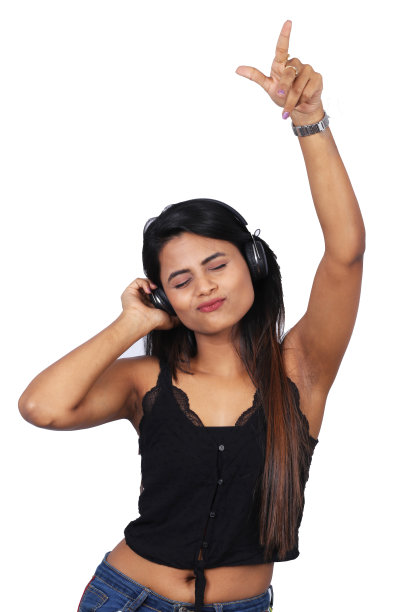 美丽的印度女人戴着耳机听音乐图片下载