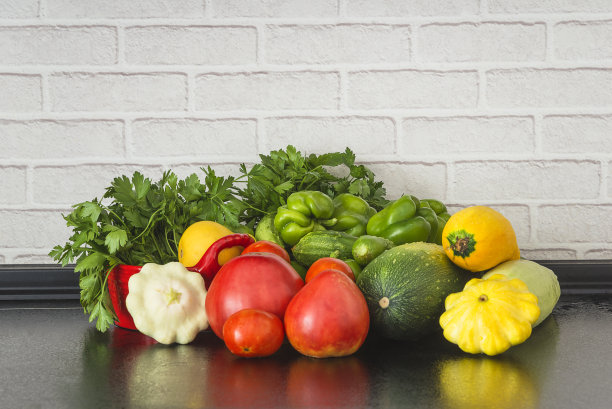 新鲜成熟的蔬菜，健康的饮食理念图片下载