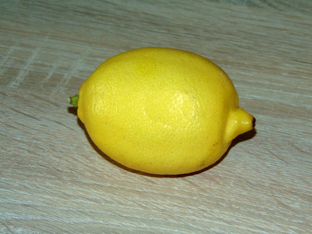 木制背景上的柠檬图片下载
