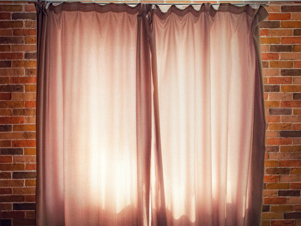 阁楼房间的窗户与关闭的米色窗帘图片下载