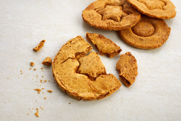 韩国达戈纳蜂窝糖饼干和玩新潮流糖果挑战图片下载