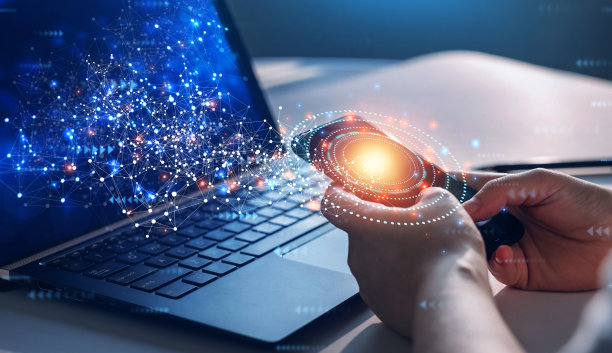 女人使用带有连接数据的手机。传输数据、大数据和物联网(IoT)概念。发展数字技术。图片下载