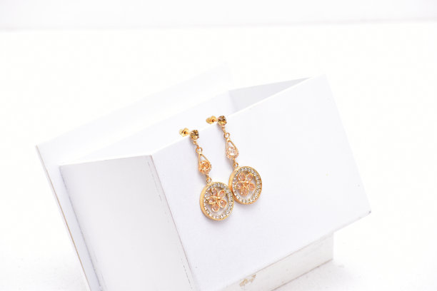 金钻石耳环简约的背景图片下载